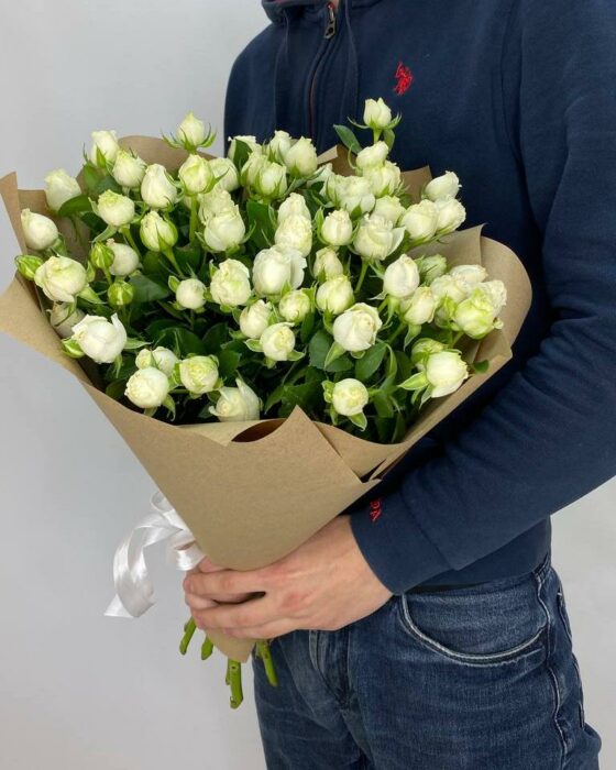 белые кустовые розы