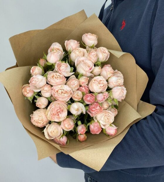 нежно-розовые кустовые розы