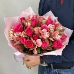 альстромерии и розы