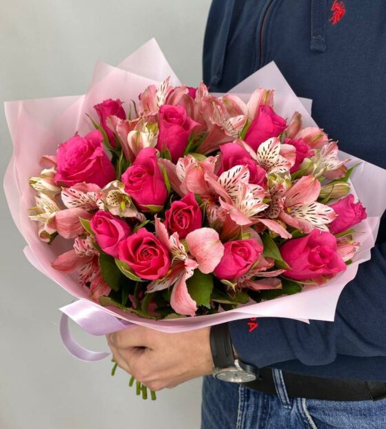 альстромерии и розы