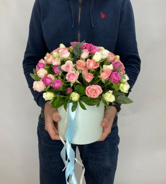 кустовые розы в коробке