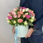 кустовые розы в коробке