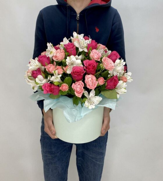 шляпная коробка с альстромерией и розами