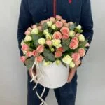 кустовые розы в коробке