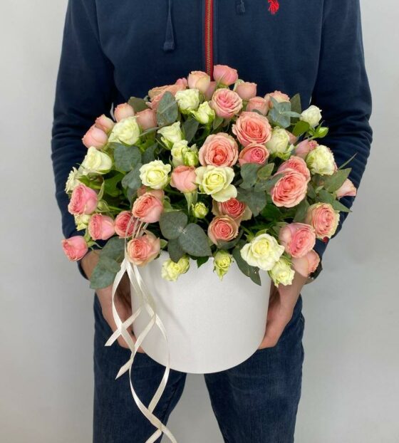 кустовые розы в коробке