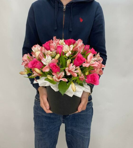 шляпная коробка с альстромерией