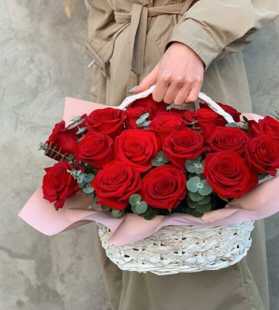 красные розы в корзинке