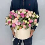 кустовые розы в шляпной коробке