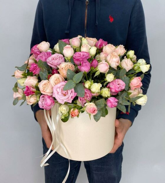 кустовые розы в шляпной коробке