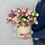 кустовые розы в шляпной коробке