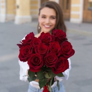 11 красных роз эквадор