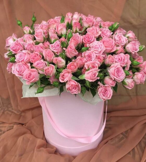 кустовые розы в коробке