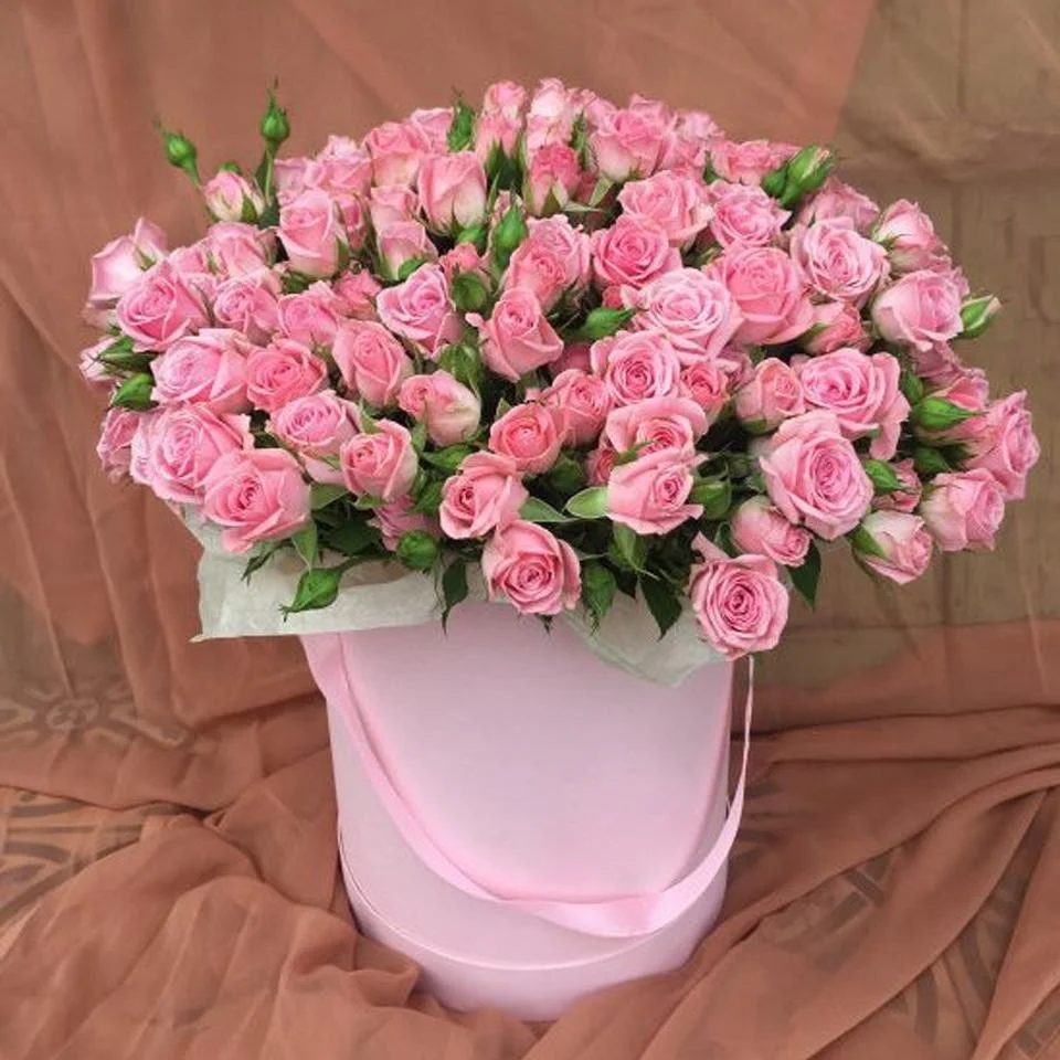 кустовые розы в коробке