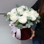 белые пионы в коробке