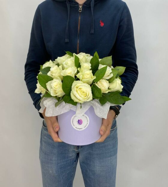 белые розы в коробке