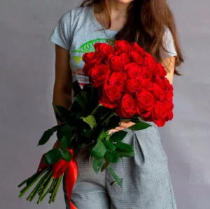 25 красных роз эквадор 60 см