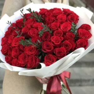 45 красных роз с эвкалиптом