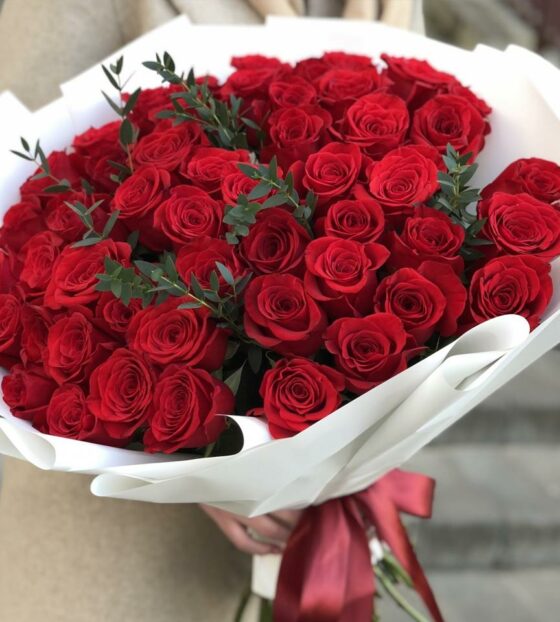 45 красных роз с эвкалиптом