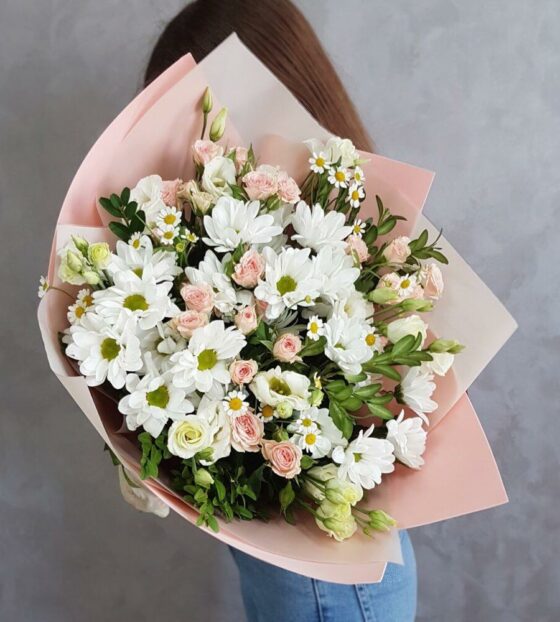 сборный букет с хризантемой