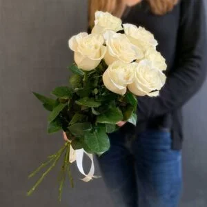 9 белых роз эквадор