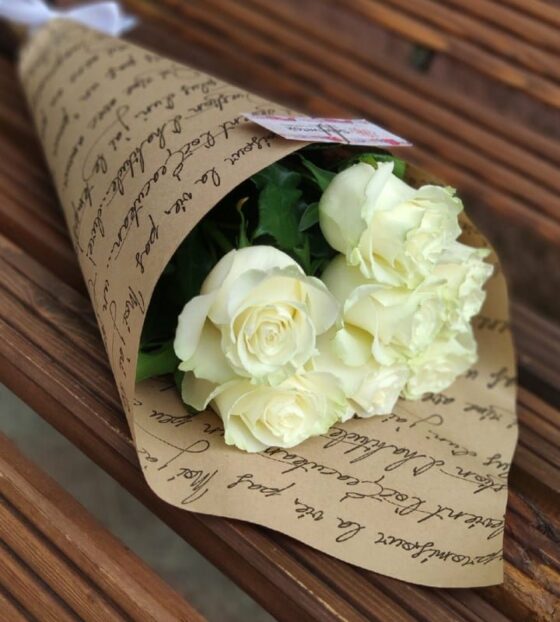 9 белых роз эквадор