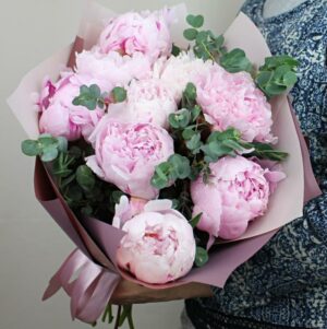 розовые пионы с эвкалиптом