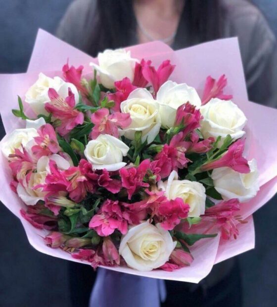 розы с альстромерией