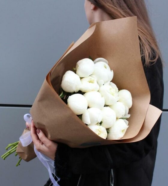 белые тюльпаны в крафте