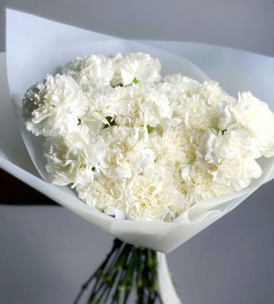 букет из белых диантусов