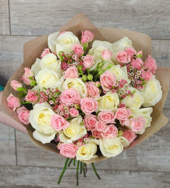 сборный букет из кустовых и одноголовых роз