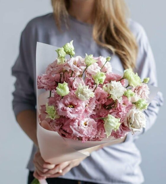 букет из розовой эустомы