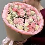 Букет из кустовых и одноголовых роз