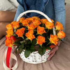 оранжевые розы в корзине