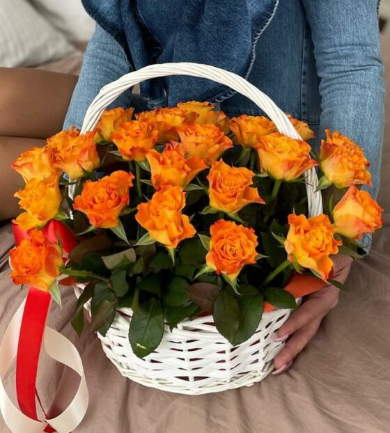 оранжевые розы в корзине