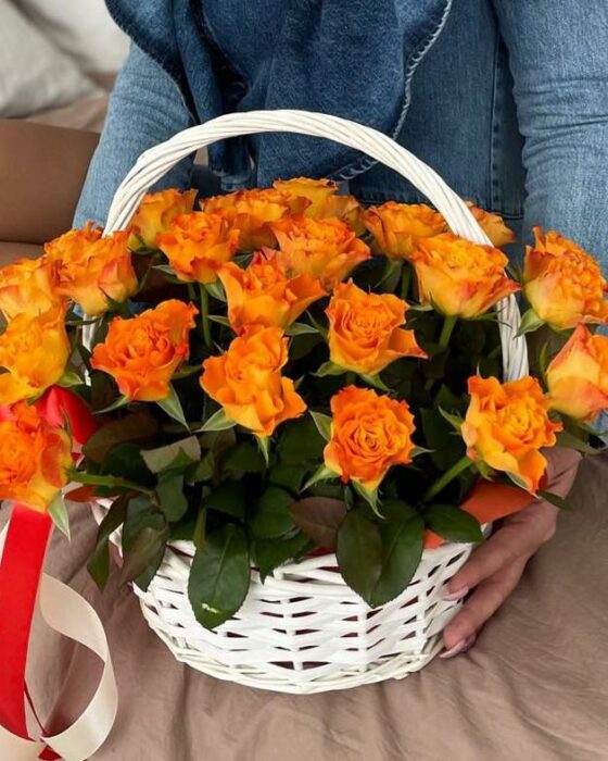 оранжевые розы в корзине