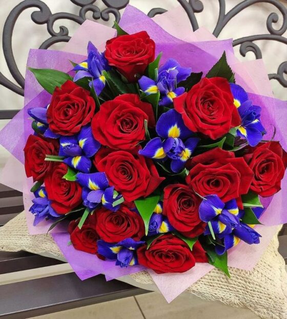 розы с ирисами