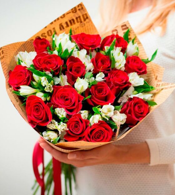 красная роза с альстромерией