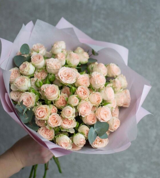 кустовые розы в матовой упаковке