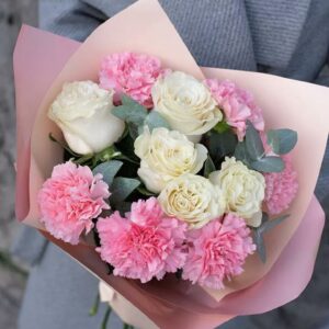 букет диантусов с розами