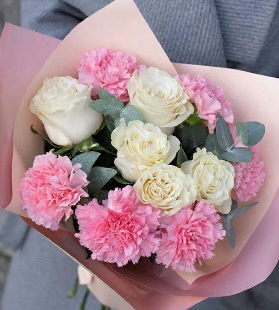 букет диантусов с розами