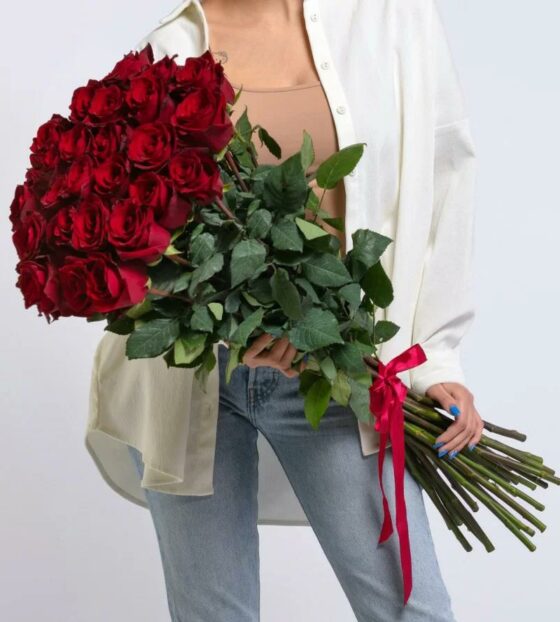 метровые красные розы