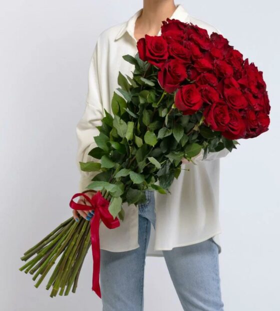 метровые красные розы