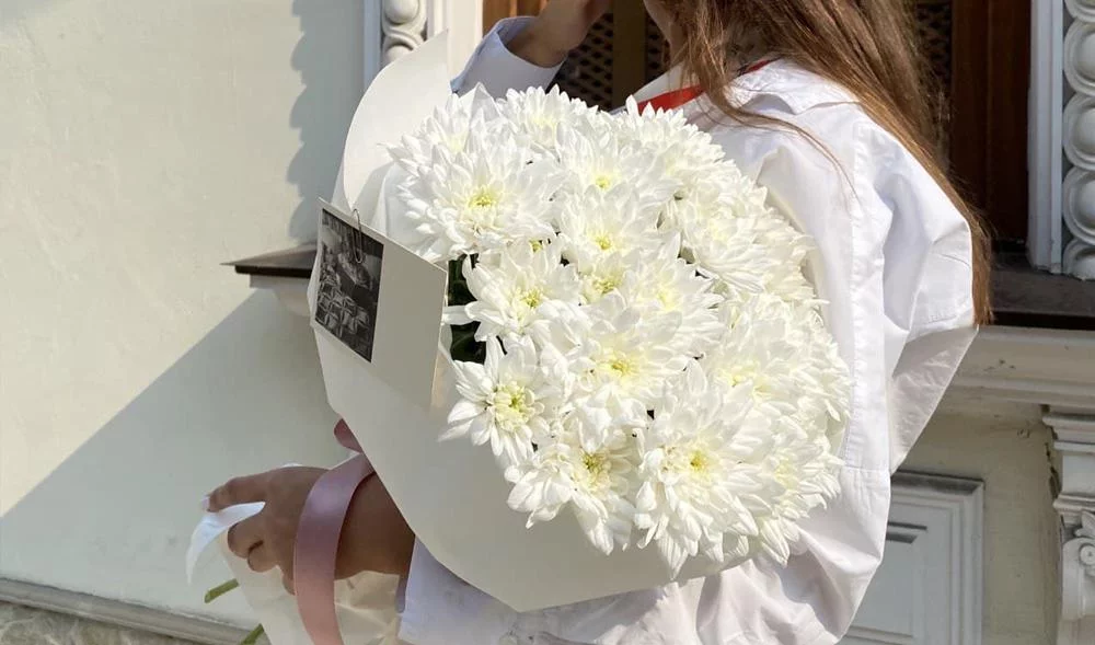 Букет из хризантем Как упаковать букет цветов Упаковка букета в фетр Флористи�ка Цветы в Букете