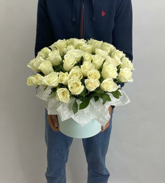 51 белая роза в коробке