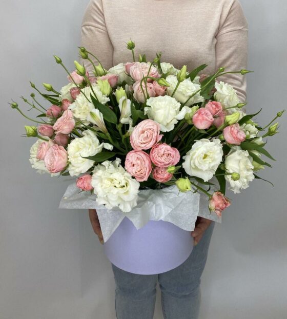 эустома и роза в коробке