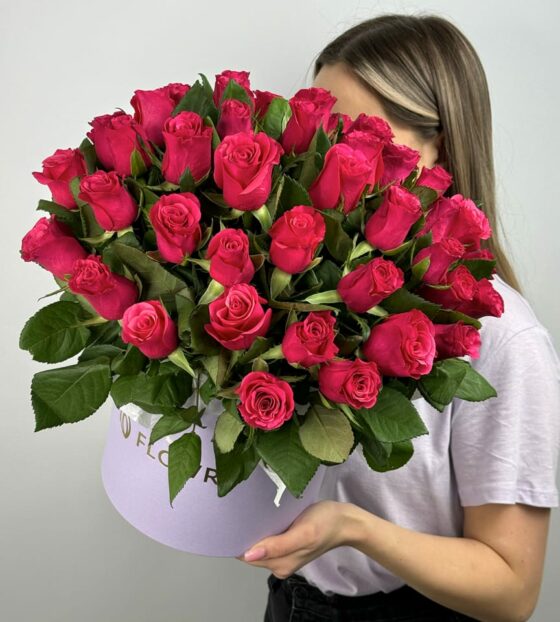 51 малиновая роза в коробке