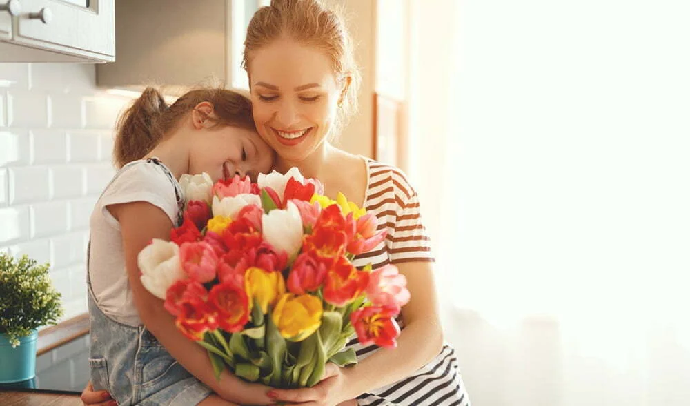 Букет для мамы на день рождения: какие цветы подарить, сколько штук