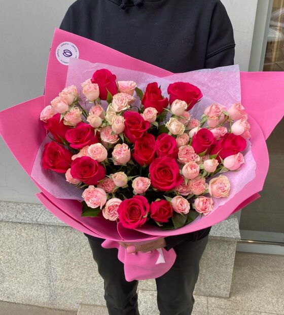 букет кустовые и одноголые розы