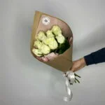 9 белых роз