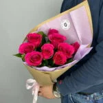 малиновая роза букет